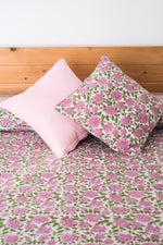 Cargar imagen en el visor de la galería, Cubrecamas Kokoon Blanco y Rosa
