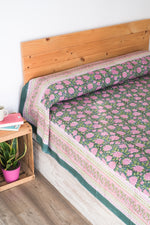 Cargar imagen en el visor de la galería, Cubrecamas Kokoon Verde y Rosa
