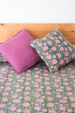 Cargar imagen en el visor de la galería, Cubrecamas Kokoon Verde y Rosa
