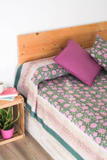 Cargar imagen en el visor de la galería, Cubrecamas Kokoon Verde y Rosa
