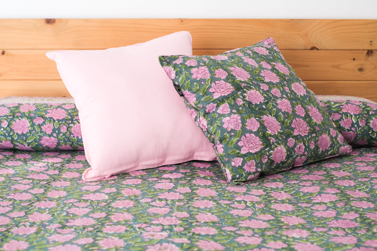 Cubrecamas Kokoon Verde y Rosa