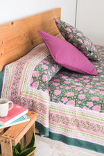 Cargar imagen en el visor de la galería, Cubrecamas Kokoon Verde y Rosa
