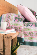 Cargar imagen en el visor de la galería, Cubrecamas Kokoon Verde y Rosa
