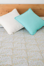 Charger l&#39;image dans la galerie, Cubrecamas Theesl Ocre y Azul
