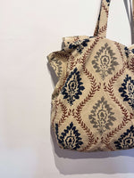 Lade das Bild in den Galerie-Viewer, Bolso Thaila hojas grandes
