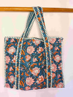 Cargar imagen en el visor de la galería, Bolso Gudaguda II flores salmón con cremallera

