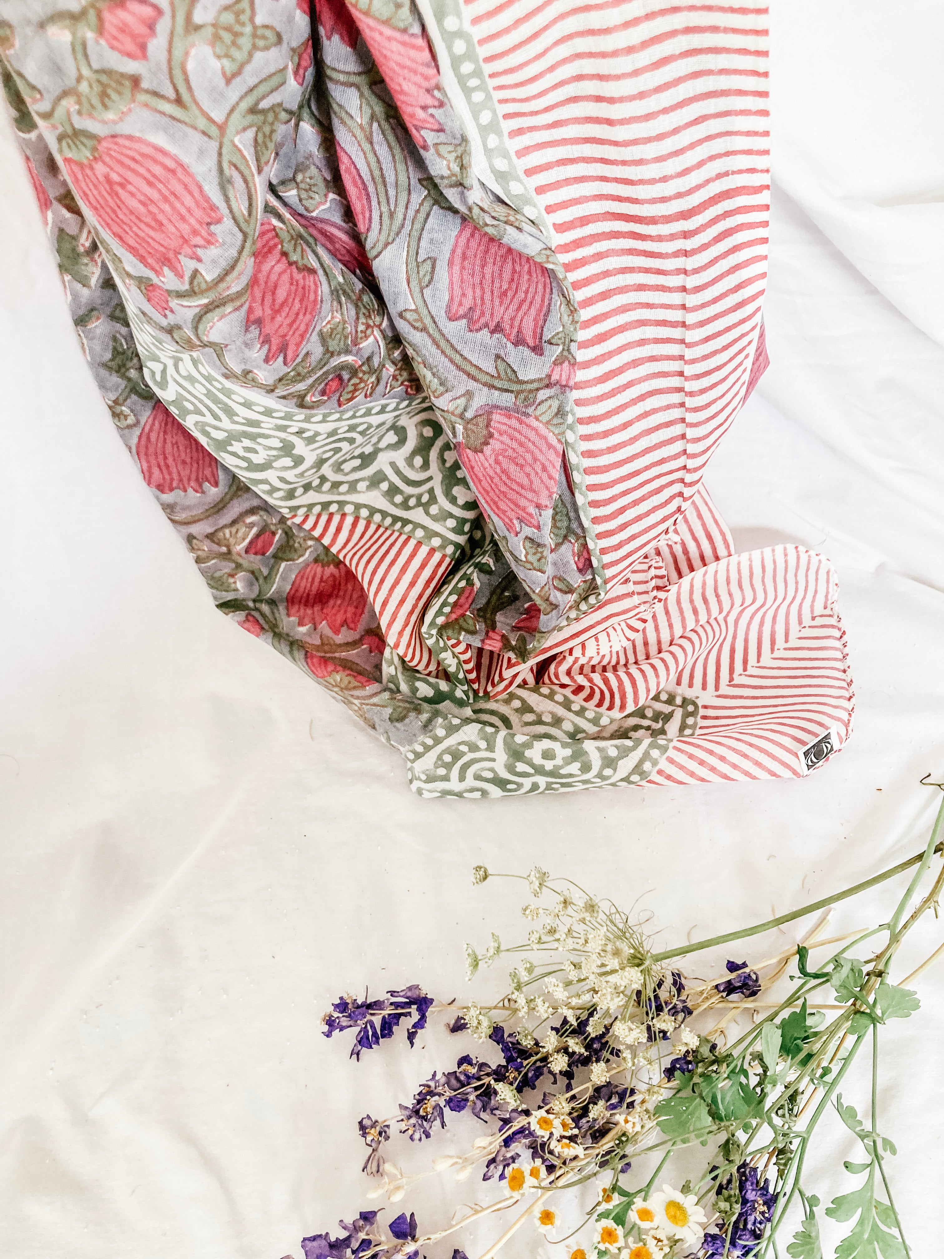 Pañuelo-pareo Kavya Rosa y Gris
