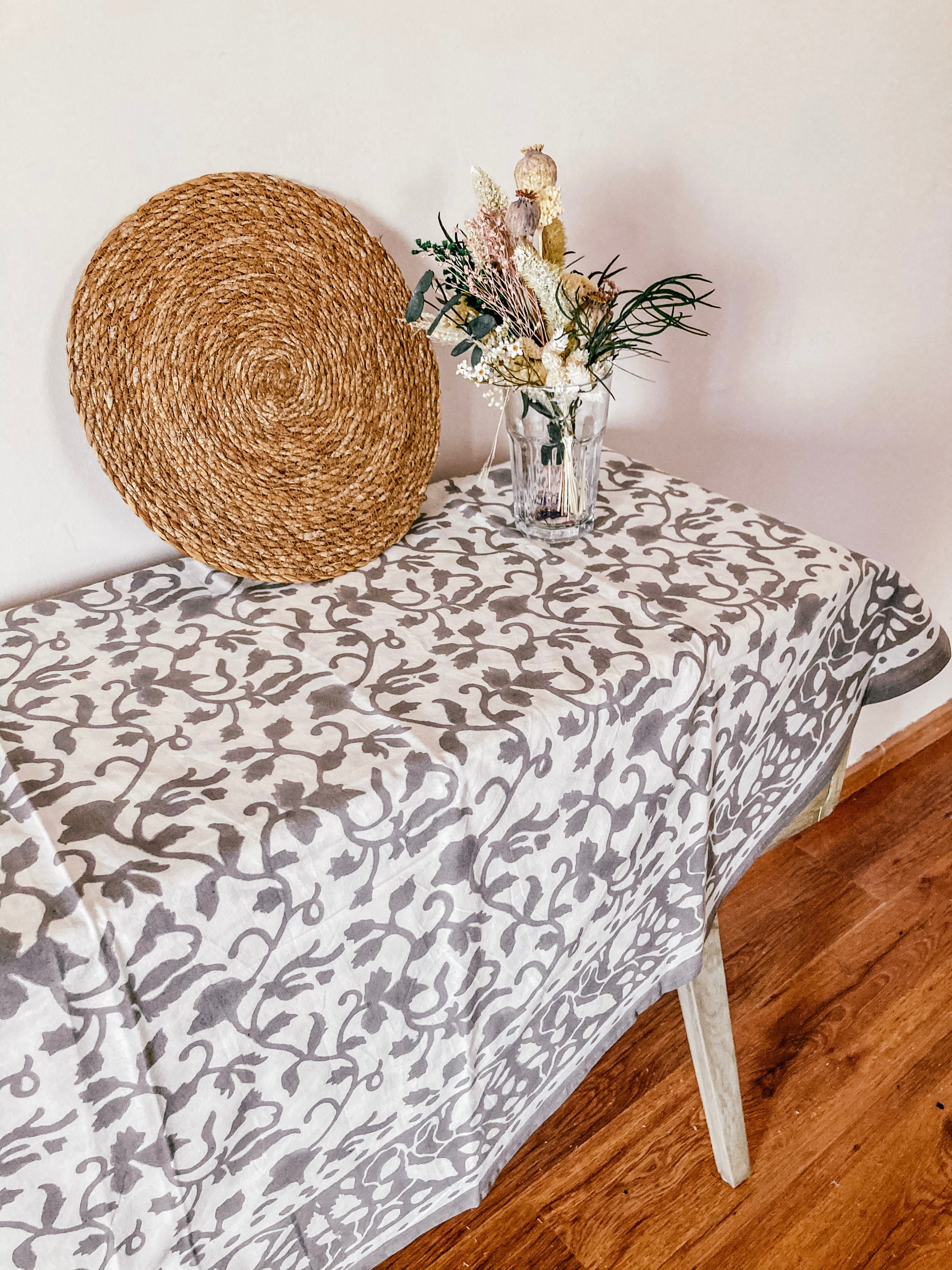 Mantel Vrinda redondo y gris