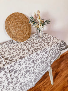 Mantel Vrinda redondo y gris