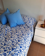 Cargar imagen en el visor de la galería, Edredón reversible Vrinda y Kala azul
