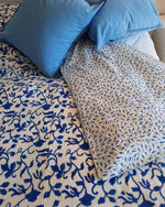 Cargar imagen en el visor de la galería, Edredón reversible Vrinda y Kala azul
