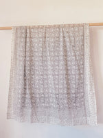 Charger l&#39;image dans la galerie, Pañuelo-pareo Kavya Blanco y Gris
