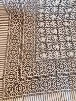 Cargar imagen en el visor de la galería, Cubrecamas Vanisha Blanco y Negro
