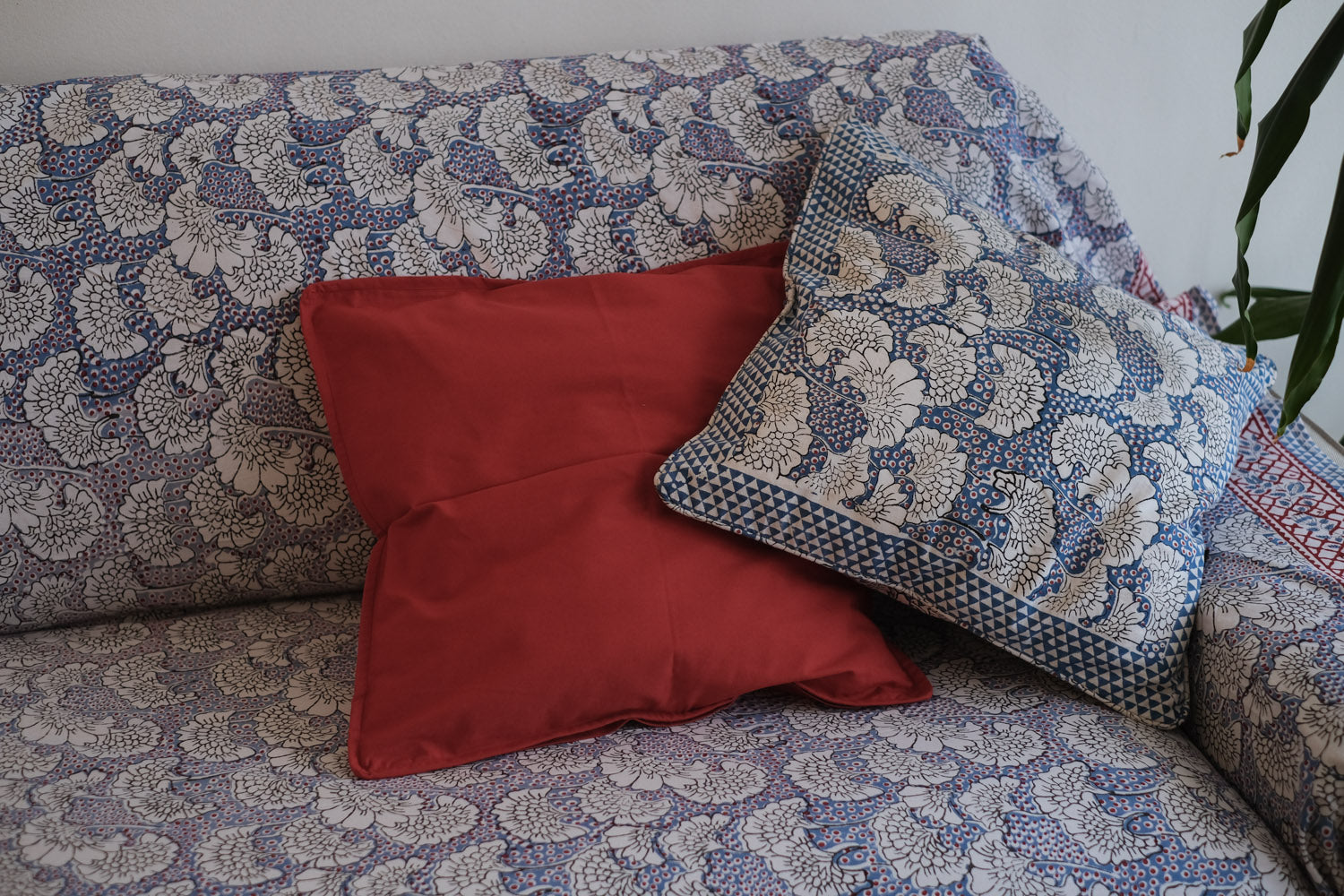 Cubresofá Daya azul y rojo